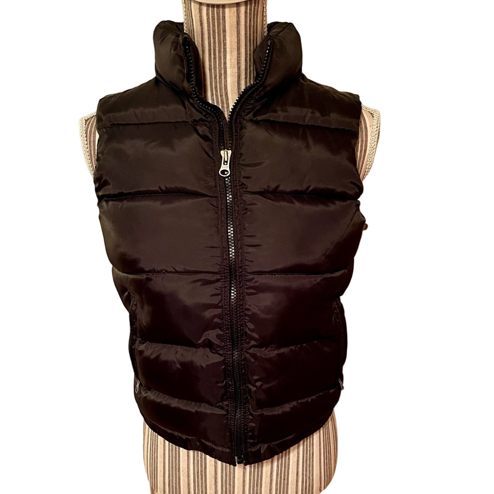 💕Gap kids Black puffer vest inside is blue. Size medium (8)